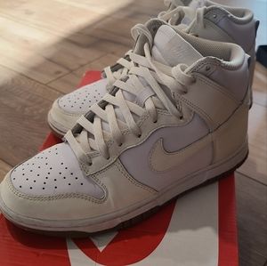 NIKE Womens Dunk High 6